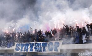 1760268109459-bobotoh-memberikan-dukungan-untuk-persib-bandung-jelang-laga-melawan-persija-jakarta-4_169