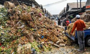 1760376317644-gunungan-sampah-kembali-hantui-pasar-induk-caringin-bandung-1758274471093_169