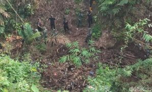 1760419684704-masyarakat-tni-polri-dan-pemerintah-bahu-membahu-gotong-royong-membersihkan-aliran-irigasi-1760410456361_169