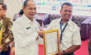 1760635544942-sekretaris-daerah-kabupaten-karawang-asep-aang-rahmatullah-saat-memberikan-penghargaan-kepada-manajeman-perusahaan-1760614360864_43