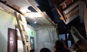 1760635555670-rumah-di-sukabumi-rusak-diterjang-hujan-deras-dan-angin-kencang-1760624221202_169