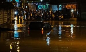 1760721786677-mobil-terendam-banjir-usai-hujan-deras-guyur-cimahi-1760719846699_169