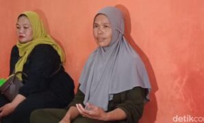 1760873358497-mimi-32-orang-tua-dari-jesika-15-gadis-kelas-2-smp-yang-ditemukan-tewas-di-dasar-aliran-sungai-di-kampung-bojongloa-desa-ganda-1760857485723_169