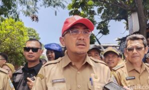 1761024410763-wali-kota-bandung-muhammad-farhan-saat-meninjau-kawasan-panyileukan-1760439596136_169