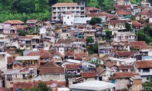 1761067708771-potret-pemukiman-kumuh-berlatarkan-apartemen-mewah-di-bandung-1_169