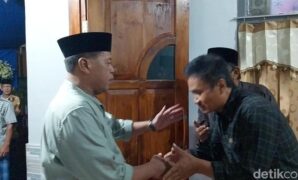 1761110771026-bupati-majalengka-eman-suherman-saat-takziah-ke-rumah-duka-1761107580505_169