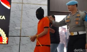 1761110916633-polisi-saat-mengungkap-kasus-pembunuhan-anak-di-bawah-umur-yang-tewas-di-toilet-masjid-majalengka-1761025795703_169