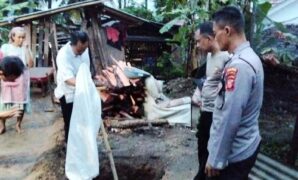 1761111089197-petugas-sedang-meninjau-lokasi-lubang-misterius-yang-tiba-tiba-muncul-di-desa-neglasari-pamarican-1761095907904_43