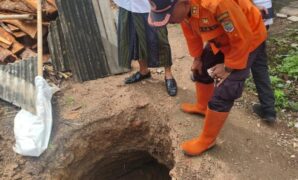 1761197334342-petugas-bpbd-ciamis-meninjau-dan-melakukan-asesmen-di-lokasi-lubang-3-meter-yang-mendadak-muncul-1761194049785_43
