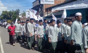 1761197409597-ribuan-santri-mengikuti-pawai-peringatan-hari-santri-nasional-1761191894215_169