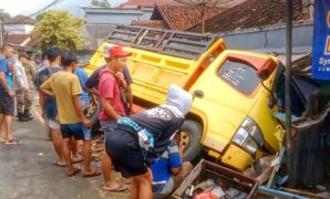 1761197559772-truk-terguling-di-jampang-kulon-diduga-sopir-mengantuk-tidak-ada-korban-jiwa-dalam-kejadian-ini-1761186997543_169