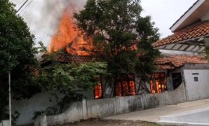 1761218851487-insiden-kebakaran-di-desa-palimana-barat-1761214007347_169