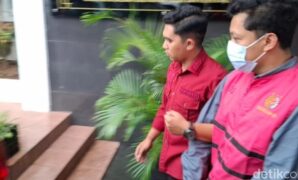 1761218872871-petugas-kejari-cimahi-giring-tersangka-korupsi-duit-nasabah-1761212723572_169