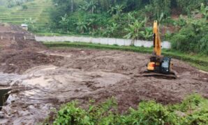 1761218878558-alat-berat-jasa-marga-tangani-longsor-di-pinggir-jalan-tol-cipularang-1761211234159_169