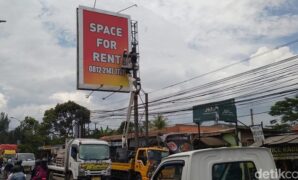 1761218959106-tim-gabungan-saat-melakukan-penertiban-reklame-ilegal-di-jalan-terusan-kopo-sayati-1761208587182_169