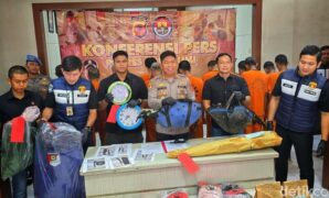 1761218980569-polisi-pamerkan-jam-dinding-hingga-ayam-adu-dari-kasus-judi-sabung-ayam-di-sukabumi-1761211734001_169