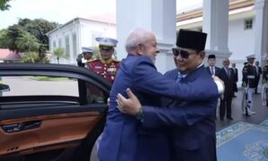 1761219088442-momen-prabowo-peluk-presiden-brasil-luiz-inacio-lula-da-silva-di-istana-merdeka-jakarta-1761190082405_169