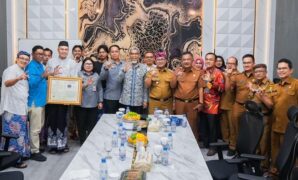 1761240314144-penyerahan-pengakuan-dan-perlindungan-hukum-sebagai-indikasi-geografis-ig-batik-tulis-waleran-megamendung-cirebon-1761212299788_169