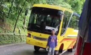 1761240379332-tangkapan-layar-video-viral-bang-jago-melipat-spion-truk-yang-melintas-di-kawalu-tasikmalaya-1761224965255_169