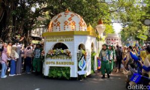 1761240395659-pawai-kendaraan-hias-dalam-rangka-hut-ke-214-kota-bandung-2_169