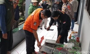 1761240438625-tim-inafis-satreskrim-polres-cimahi-olah-tkp-keracunan-mbg-di-smpn-1-lembang-1761221019419_169