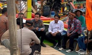 1761240498281-wakil-presiden-ri-gibran-rakabuming-saat-berdialog-dengan-nelayan-di-desa-citemu-cirebon-1761218973058_169