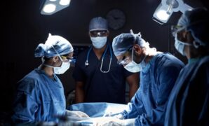 1761283692964-ilustrasi-dokter-melakukan-operasi_169