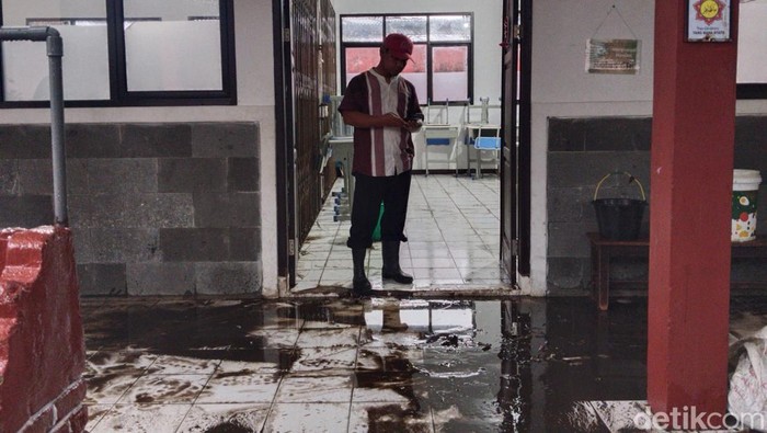 1761305437219-kondisi-sdn-065-cihampelas-kota-bandung-setelah-diterjang-banjir-1761299476107_169