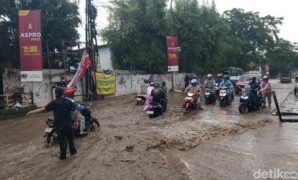 1761305458654-banjir-di-kawasan-cigugur-tengah-kota-cimahi-1761296534275_169