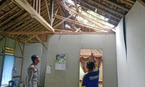 1761305518390-aparat-setempat-meninjau-rumah-yang-rusak-akibat-tertimpa-pohon-kelapa-di-desa-margajaya-kabupaten-ciamis-1761292527076_169