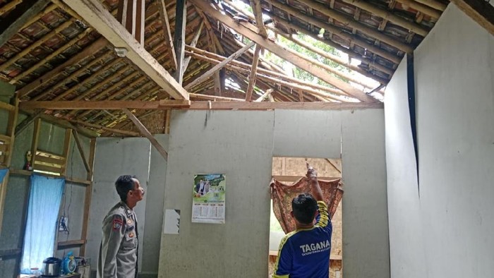 1761305518390-aparat-setempat-meninjau-rumah-yang-rusak-akibat-tertimpa-pohon-kelapa-di-desa-margajaya-kabupaten-ciamis-1761292527076_169