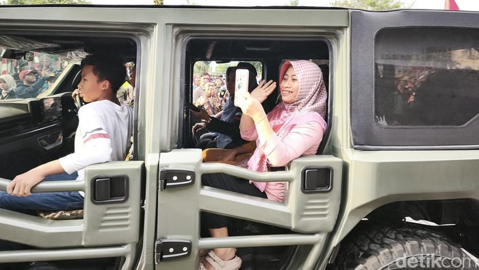 1761326717460-warga-antusias-naik-mobil-maung-buatan-pindad-1740823880416_169