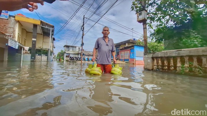 1761326960703-kondisi-banjir-kampung-bojongasih-kecamatan-dayeuhkolot-kabupaten-bandung-jumat-24102025-1761306316833_169