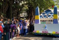 1761369667290-pawai-kendaraan-hias-dalam-rangka-hut-ke-214-kota-bandung_169