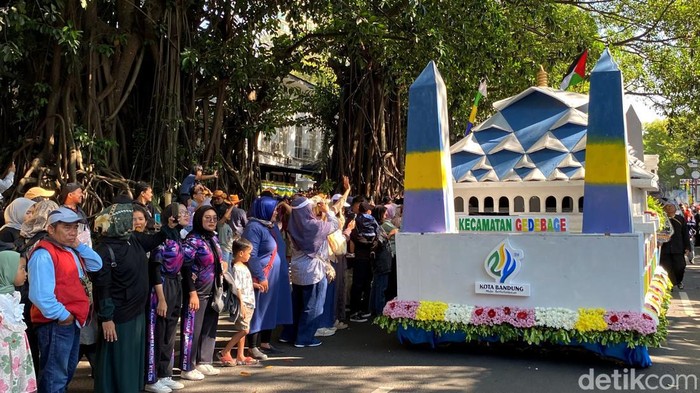 1761369667290-pawai-kendaraan-hias-dalam-rangka-hut-ke-214-kota-bandung_169