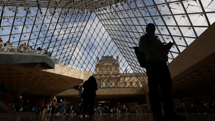 1761369688534-potret-museum-louvre-kembali-dibuka-usai-pencurian-perhiasan-bernilai-fantastis-1761199897131_169