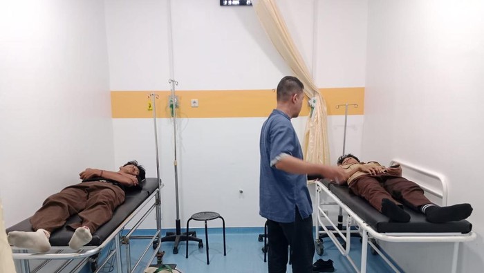 1761369795934-siswa-luragung-kuningan-saat-mengalami-keracunan-1761283197648_169