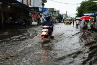 1761391366556-kondisi-kawasan-pasar-panorama-lembang-yang-banjir-usai-hujan-deras-1761370988325_169