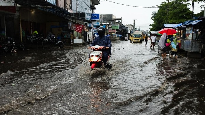1761391366556-kondisi-kawasan-pasar-panorama-lembang-yang-banjir-usai-hujan-deras-1761370988325_169