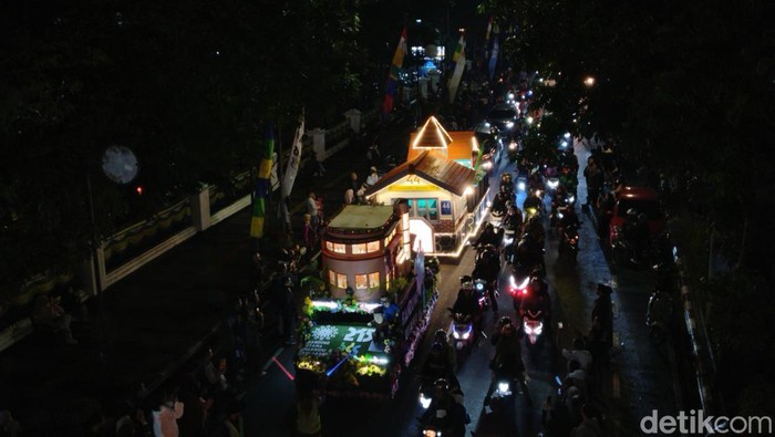1761413101391-pawai-mobil-hias-merayakan-hari-jadi-kota-bandung-hjkb-ke-215-sabtu-25102025-1761398910038_169