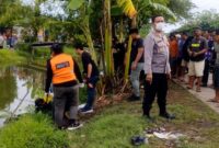 1761413172203-polisi-melakukannya-evakuasi-mayat-mengambang-di-kali-gempol-indramayu-1761396664396_169