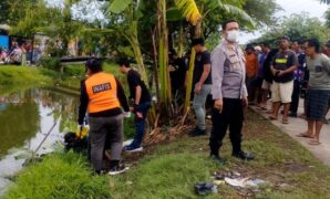 1761413172203-polisi-melakukannya-evakuasi-mayat-mengambang-di-kali-gempol-indramayu-1761396664396_169