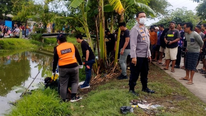 1761413172203-polisi-melakukannya-evakuasi-mayat-mengambang-di-kali-gempol-indramayu-1761396664396_169