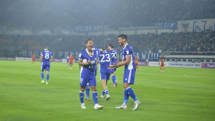 1761456422348-adam-alis-melakukan-selebrasi-usai-cetak-gol-ke-gawang-selangor-fc-1761269852541_169