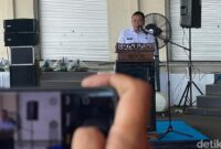 1761477831884-direktur-jenderal-perikanan-tangkap-djpt-kkp-lotharia-latif-saat-meninjau-aktivitas-di-pelabuhan-perikanan-nusantara-ppn-kejaw-1761459919721_169
