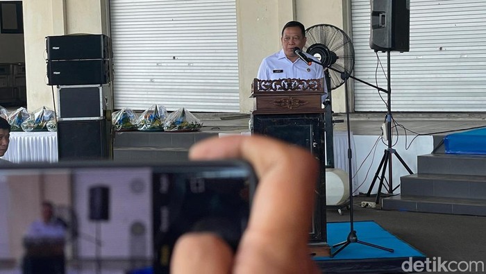 1761477831884-direktur-jenderal-perikanan-tangkap-djpt-kkp-lotharia-latif-saat-meninjau-aktivitas-di-pelabuhan-perikanan-nusantara-ppn-kejaw-1761459919721_169