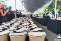 1761477863707-sajian-2417-porsi-ketupat-tanjung-pecahkan-rekor-muri-1761459726455_169