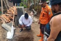 1761477937786-petugas-bpbd-ciamis-meninjau-dan-melakukan-asesmen-di-lokasi-lubang-3-meter-yang-mendadak-muncul-1761194049871_169