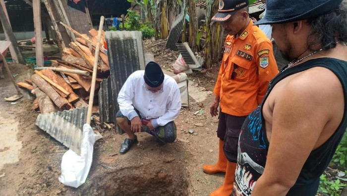 1761477937786-petugas-bpbd-ciamis-meninjau-dan-melakukan-asesmen-di-lokasi-lubang-3-meter-yang-mendadak-muncul-1761194049871_169