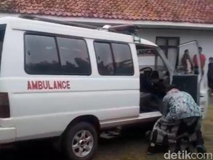 1761477974904-beredar-di-medsos-seorang-sopir-ambulans-meninggal-dunia-sesaat-setelah-mengantar-jenazah-di-panjalu-ciamis-1761455862253_43